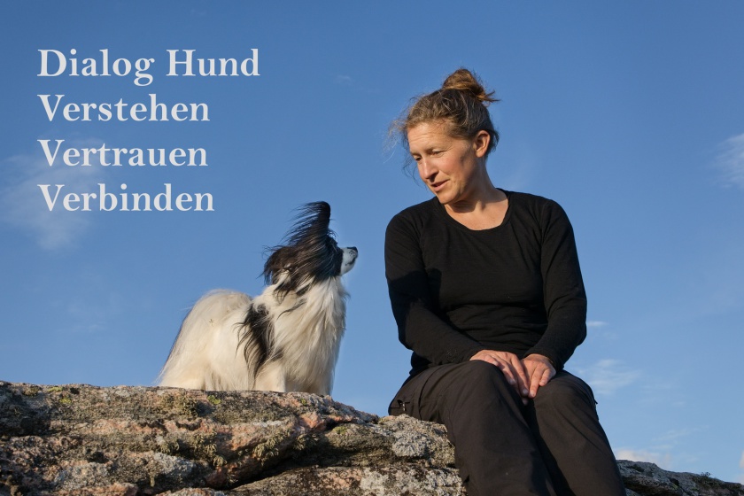 Frau und Hund im Gespräch- Dialog Hund